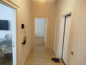 a hallway with a hallway leading to a room at sumqayit bulvari deniz kenari in Sumqayıt