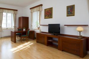 TV a/nebo společenská místnost v ubytování Městský Hotel Dorinka