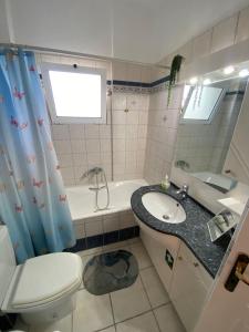 ein Badezimmer mit Toilette, Waschbecken und Badewanne in der Unterkunft Evia Blue by Sofia in Lefkandi Chalkida