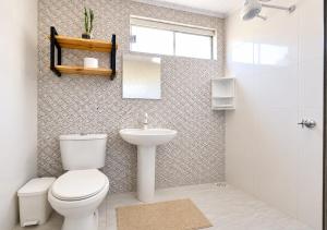 a bathroom with a toilet and a sink and a shower at Pousada Aurora Nascer do sol 1 in Manhã