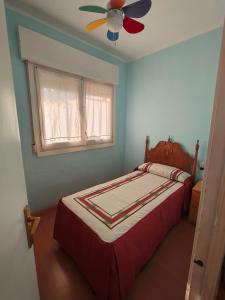 ein Schlafzimmer mit Bett und Deckenventilator in der Unterkunft L'Eixida in Tremp