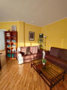 ein Wohnzimmer mit Sofa und Couchtisch in der Unterkunft L'Eixida in Tremp