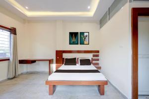 a bedroom with a bed in a room at Hotel O Rajdhani Heritage in Nāmkom +24 photos