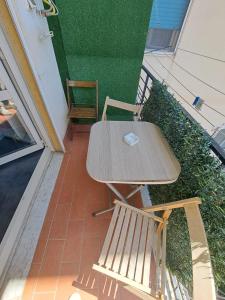 a wooden table and a chair on a balcony at B&B La Fenice in Pompei