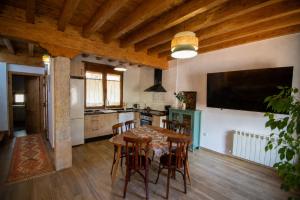 a kitchen and dining room with a table and chairs at Jaricha in Cabezas Altas