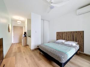 a bedroom with a bed in a room at studio cosy - champ fleuri in Sainte-Clotilde