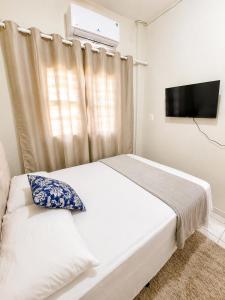a bedroom with a bed and a tv at Apartamento no Centro da Cidade Nova in Marabá