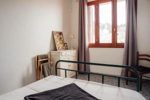 a bedroom with a bed and a window at La Maison du Marché in Saint-Pierre