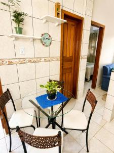 a table and chairs with a plant on it at Apartamento no Centro da Cidade Nova in Marabá