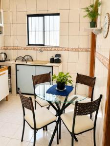 a dining room with a glass table and chairs at Apartamento no Centro da Cidade Nova in Marabá