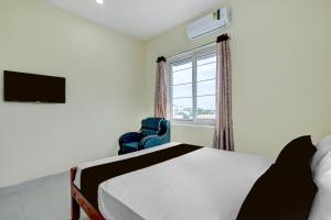 a bedroom with a bed and a window at SPOT ON Deepla Grand in Warangal