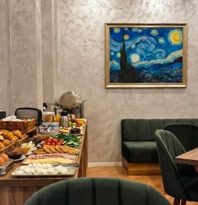 ein Tisch mit Essen darauf in einem Zimmer in der Unterkunft ZM hotel in Baku