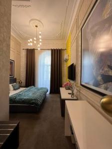 ein Hotelzimmer mit einem Bett und einer Couch in der Unterkunft ZM hotel in Baku