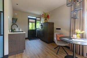 a kitchen and dining room with a table and a counter at Bij Corine, bed en zorg in Altforst