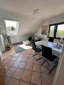 a living room with a table and chairs at Oase für Reisende & Geschäftsleute in Meerbusch