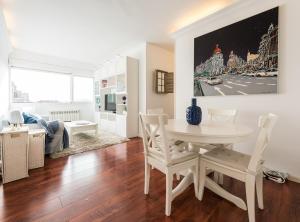 a kitchen and living room with a table and chairs at General Peron Picasso in Madrid