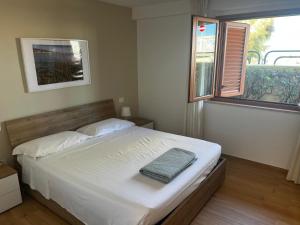 a bedroom with a bed with a blue towel on it at Casa Scrivani in Pineto