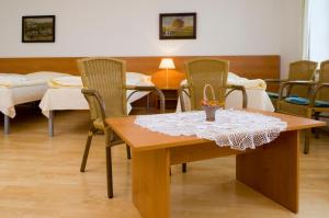 comedor con mesa y sillas en Městský Hotel Dorinka, en Hostinné