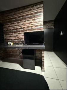 a desk with a computer on it in a room at Feng tower in Culiacán