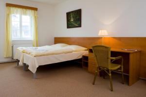 Postel nebo postele na pokoji v ubytování Městský Hotel Dorinka + 37 fotografií