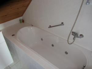 Una bañera blanca en un baño. en Aranykagyló 36, en Szigliget 24 fotos más