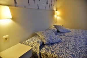 Postel nebo postele na pokoji v ubytování Duerming Velero Apartamentos