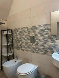 ein Badezimmer mit Toilette und Waschbecken in der Unterkunft Maltese16 in Modica + 76 Fotos
