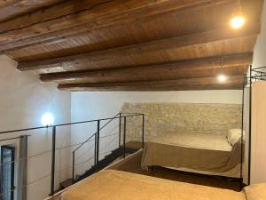 ein Schlafzimmer mit einem Bett und einer Holzdecke in der Unterkunft Maltese16 in Modica