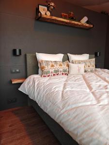 a bedroom with a large bed with white sheets and pillows at Domein de Koekoeksvlooghe in Lo-Reninge