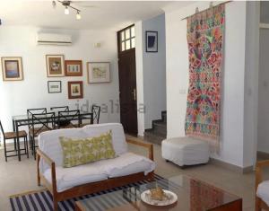 a living room with a couch and a table at Preciosa duplex en el Rompido in El Rompido