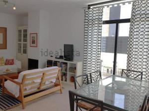 a living room with a table and a couch at Preciosa duplex en el Rompido in El Rompido