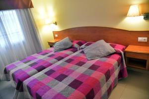 Postel nebo postele na pokoji v ubytování Duerming Velero Apartamentos