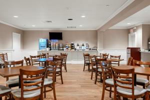 a restaurant with tables and chairs and a bar at Bayshore Resort in Traverse City