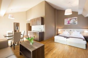 Postel nebo postele na pokoji v ubytování Empress Boutique Hotel