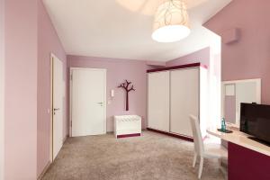 TV a/nebo společenská místnost v ubytování Empress Boutique Hotel
