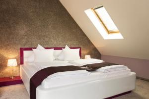 Postel nebo postele na pokoji v ubytování Empress Boutique Hotel