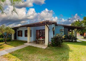 a small house with a table in the yard at Bungalow 2 2 in Sirmione