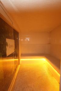 an empty room with a light on the floor at Apartman Spa Zelena dolina in Kragujevac