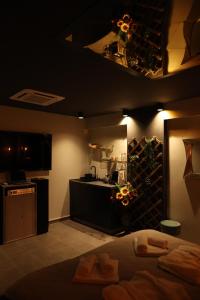 a room with a kitchen and a wine cellar at Apartman Spa Zelena dolina in Kragujevac