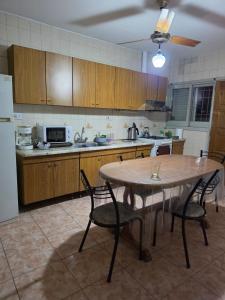 a kitchen with a table and chairs and a refrigerator at Casa del centro in San Martín