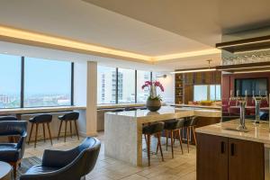 a kitchen with a bar with a view of a city at Sheraton Philadelphia University City Hotel in Philadelphia