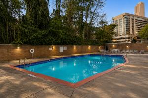 a swimming pool in the middle of a courtyard at Beautiful 3BR Condo in DTWN Pool Access in Atlanta