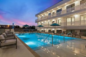 a large swimming pool in front of a building at Illume 407 in Nashville