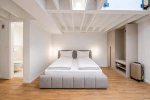 a bedroom with a large white bed in a room at Altstadt City Loft in Würzburg