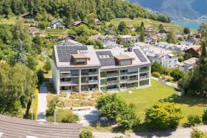an aerial view of a house with solar panels on it at Apartment Baytrail in See- und Bergnähe, modern, mit Garten, 4 Gäste in Spiez