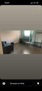 ein Wohnzimmer mit zwei Sesseln und einem Sofa in der Unterkunft Iris in Erny-Saint-Julien