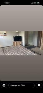 ein Bild von einem Bett in einem Zimmer in der Unterkunft Iris in Erny-Saint-Julien
