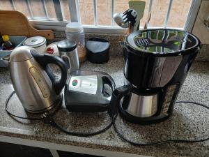 a kitchen counter with a blender and a toaster at Casa aconchegante in Manaus