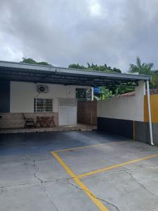 a parking lot in front of a building at Casa aconchegante in Manaus