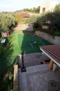 una vista aérea de un patio con parque infantil en rita, en Sassari